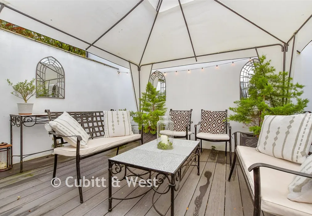 Side Garden - Abbots Lane, Kenley, Surrey - Wards of Kent