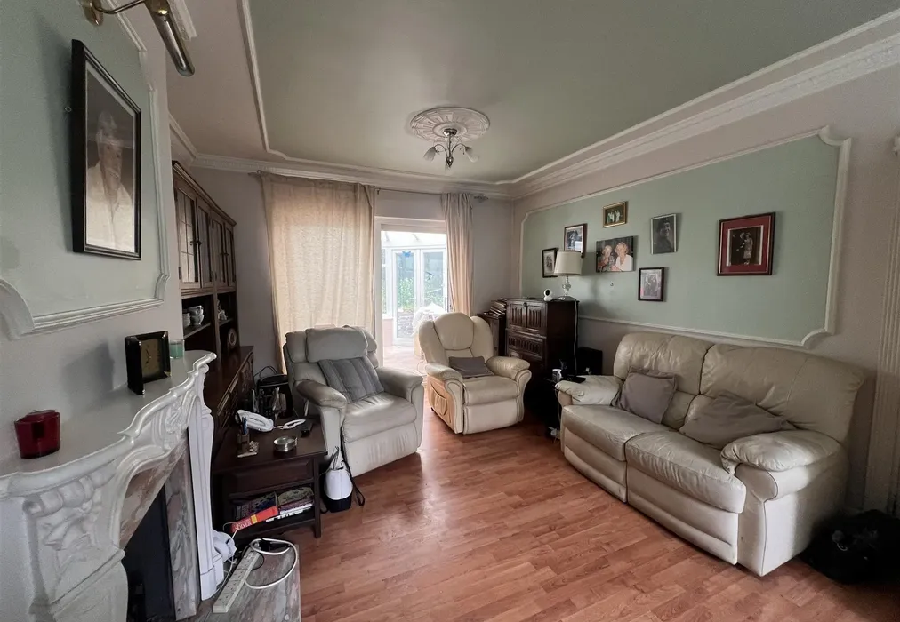Lounge - Brancaster Lane, Purley, Surrey - Wards of Kent