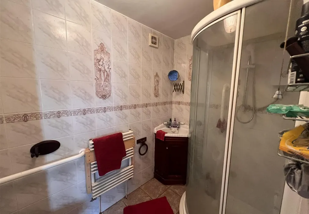 Shower Room - Brancaster Lane, Purley, Surrey - Wards of Kent
