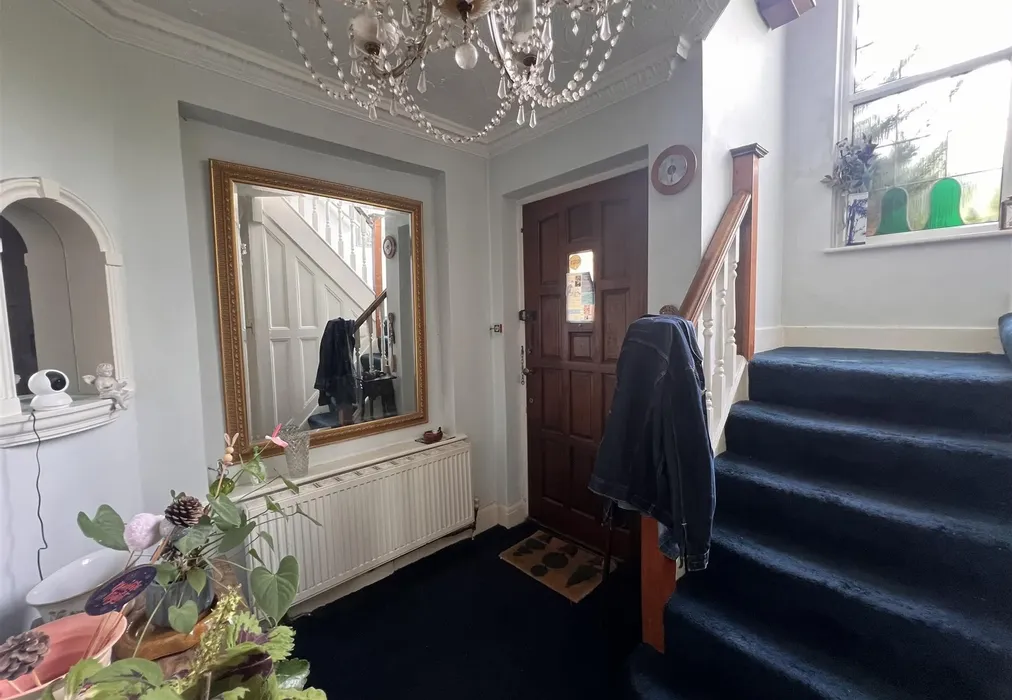 Hallway - Brancaster Lane, Purley, Surrey - Wards of Kent