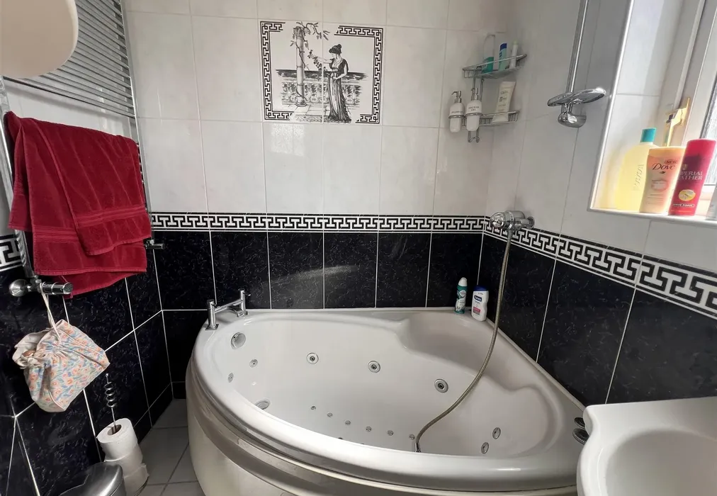 Bathroom - Brancaster Lane, Purley, Surrey - Wards of Kent