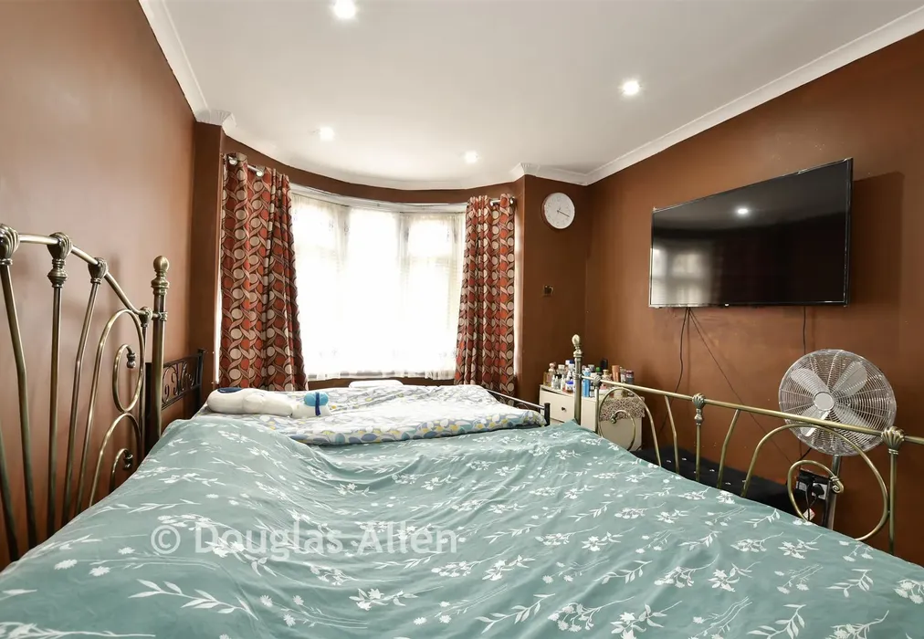 Bedroom 1 - Gordon Road, Ilford, Essex - Wards of Kent