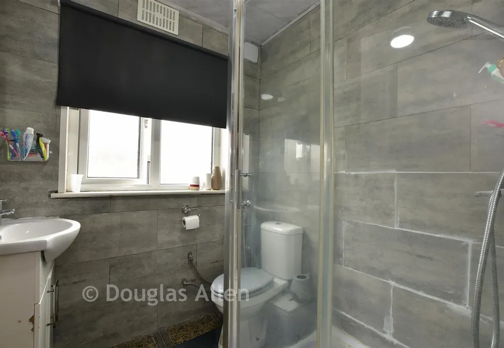Shower Room - Gordon Road, Ilford, Essex - Wards of Kent