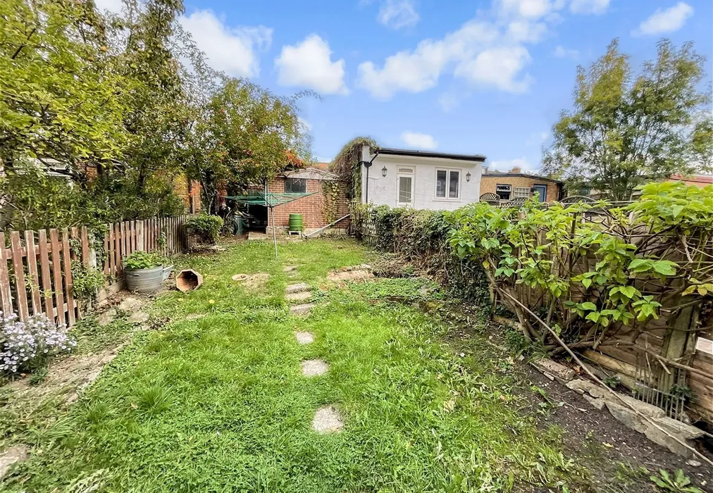 Garden - Hale End Road, Walthamstow - Wards of Kent