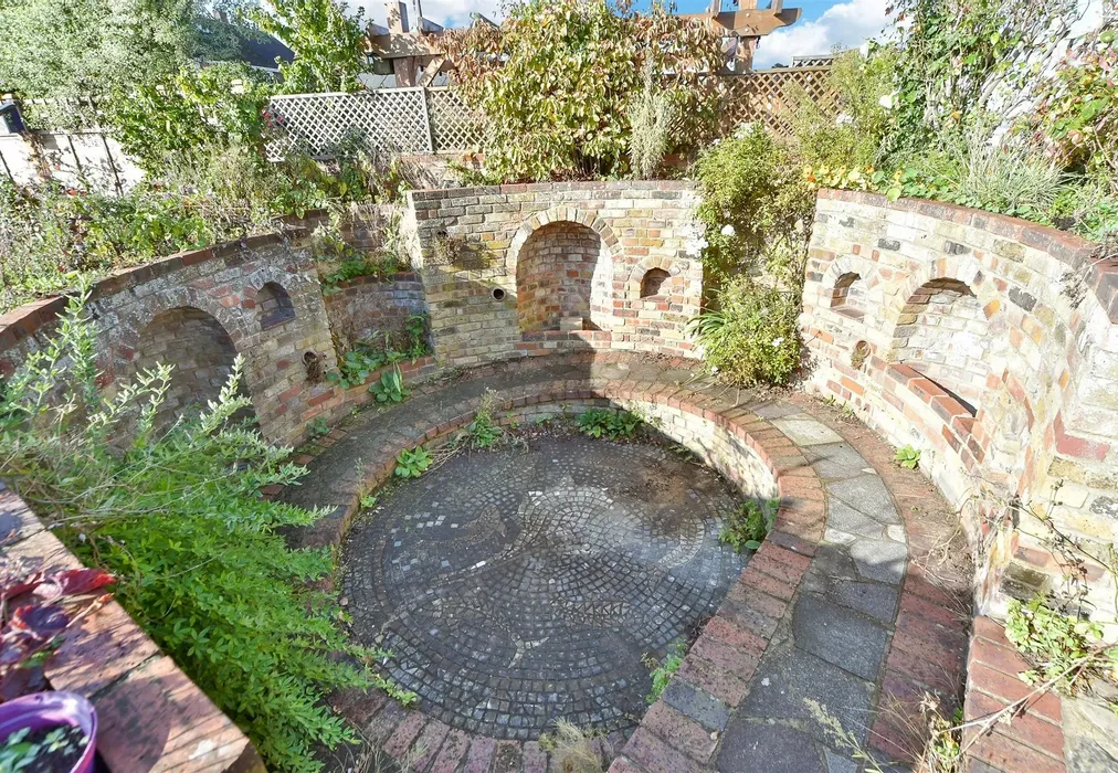 Rear Garden - Main Road, cooling, Rochester, Kent - Wards of Kent