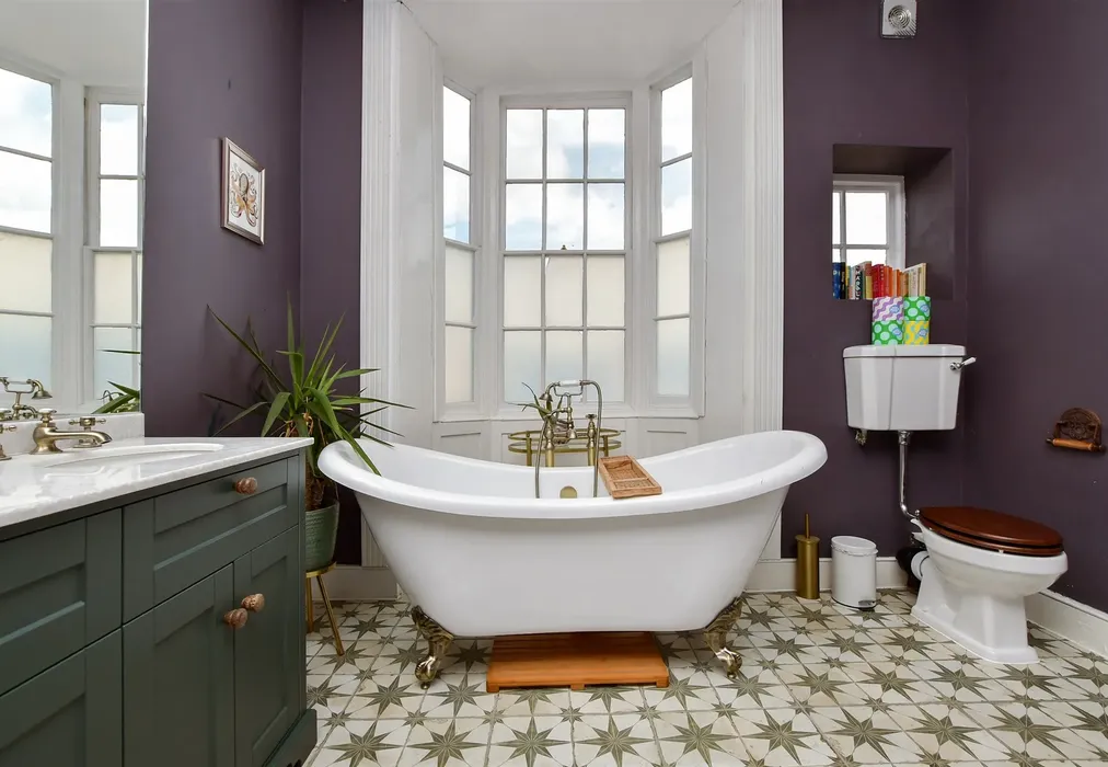 Bathroom - Zion Place, Margate, Kent - Wards of Kent