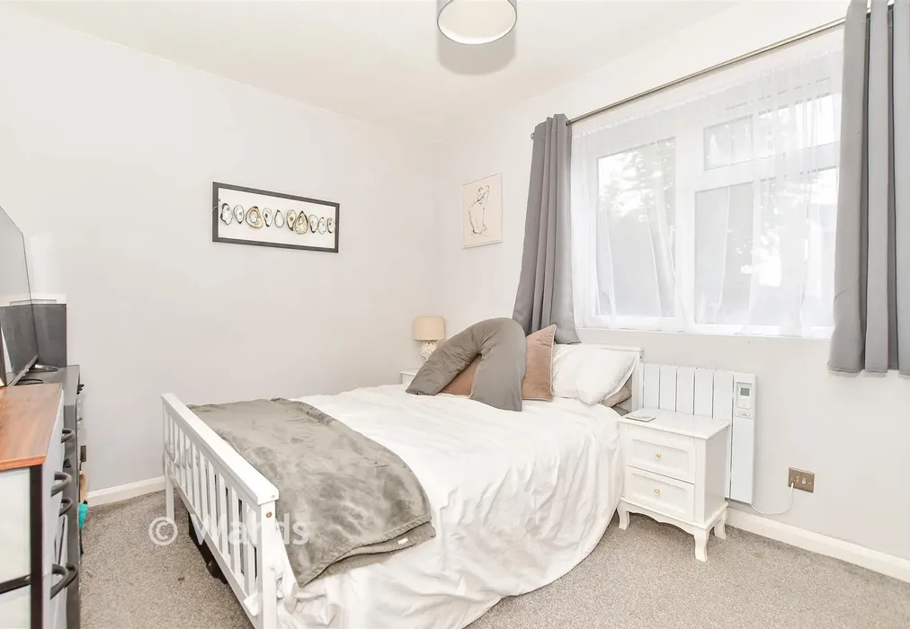 Bedroom 2 - Winchs Garth, Staplehurst, Tonbridge, Kent - Wards of Kent