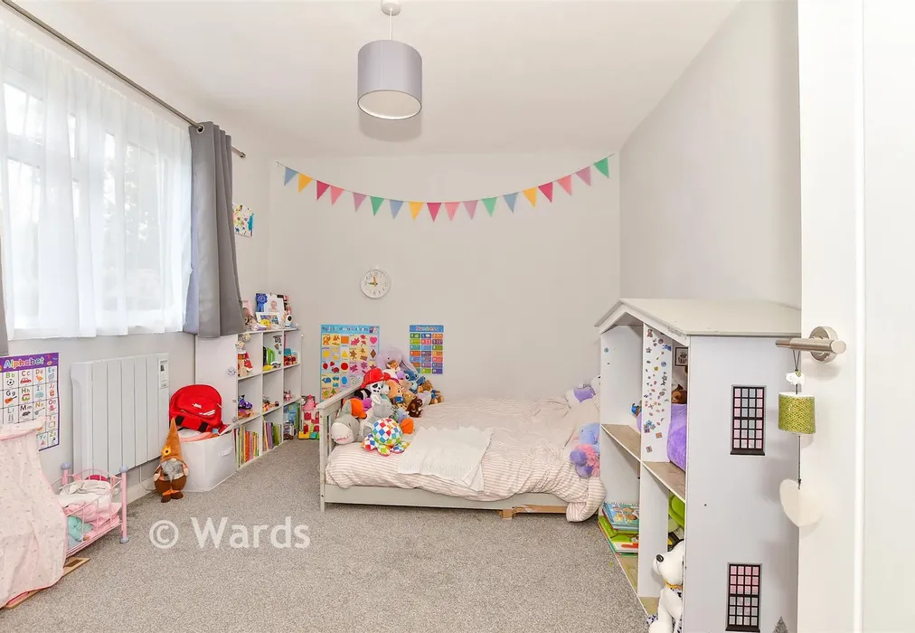 Bedroom 1 - Winchs Garth, Staplehurst, Tonbridge, Kent - Wards of Kent