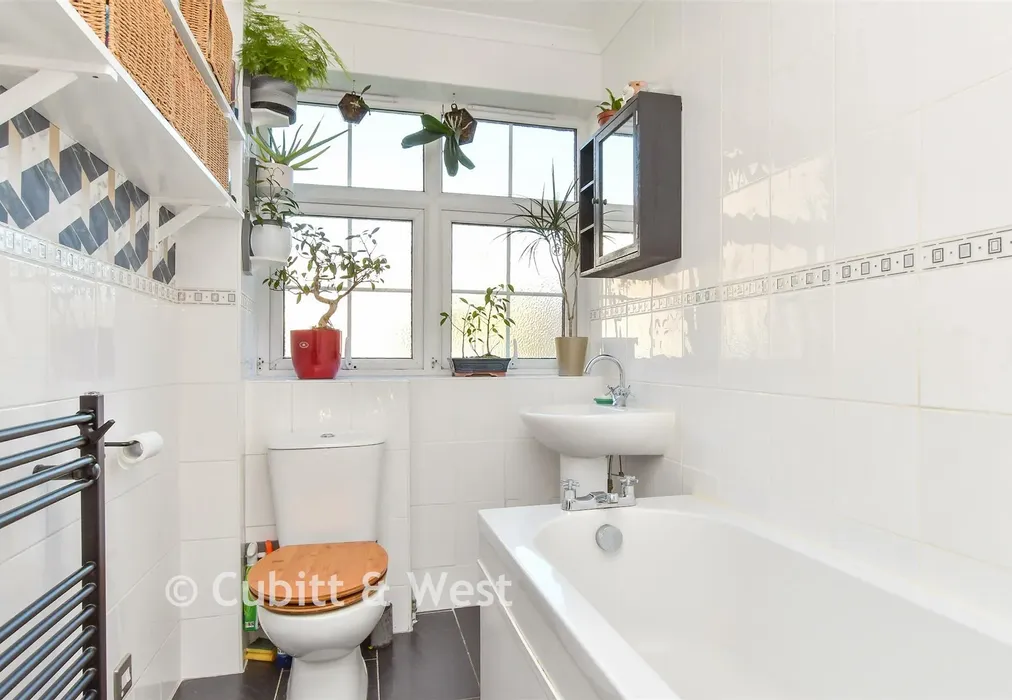 Bathroom - Withdean Rise, Brighton, East Sussex - Wards of Kent