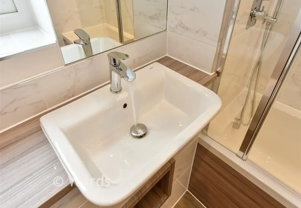 Internal Feature Bathroom - Faversham Lakes, Faversham, Kent - Wards of Kent