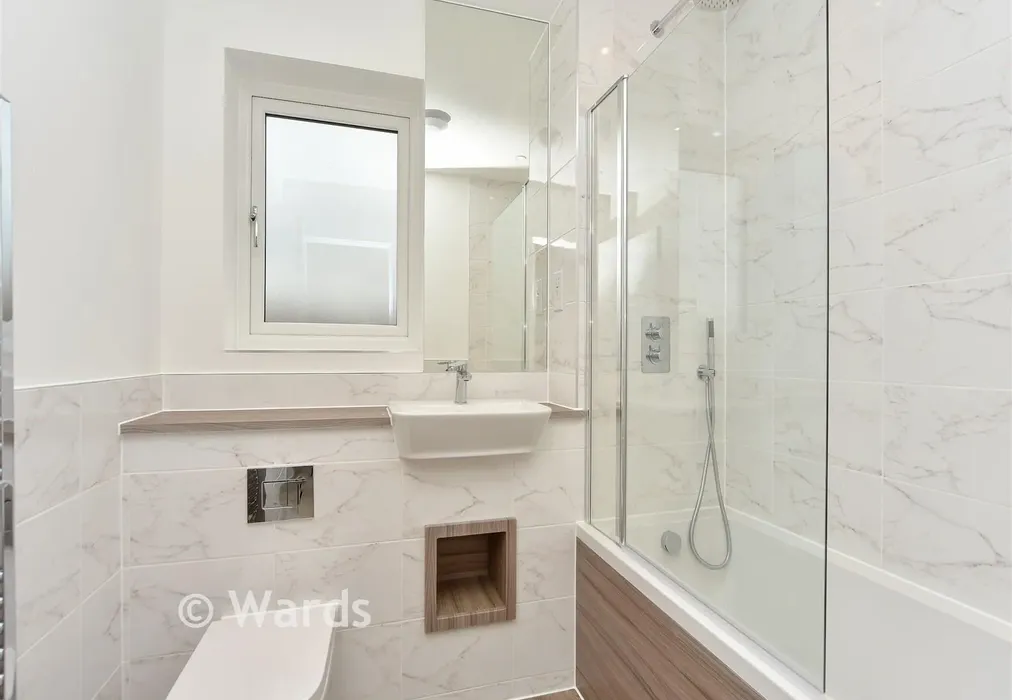 Bathroom - Faversham Lakes, Faversham, Kent - Wards of Kent