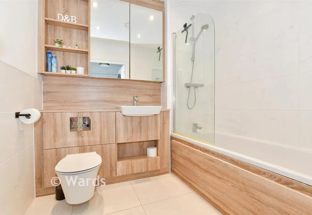 Bathroom - Mill Lane, Maidstone, Kent - Wards of Kent