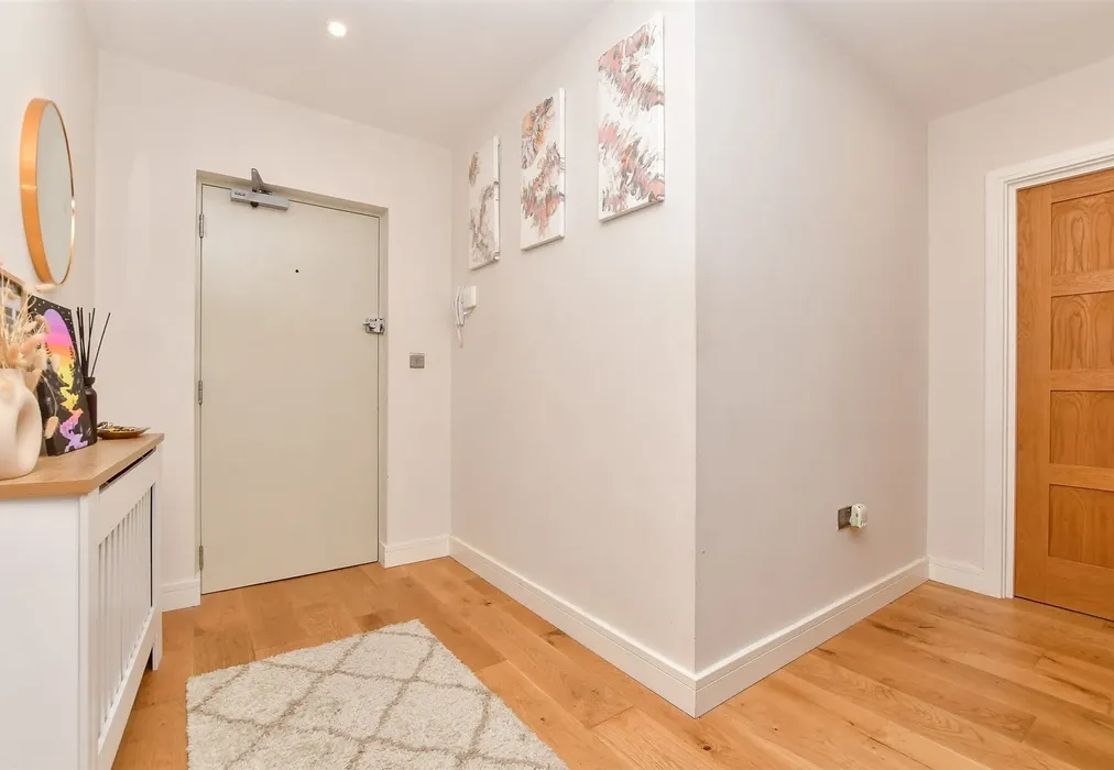 Entrance Hall - Woodcote Grove Road, Coulsdon, Surrey - Wards of Kent
