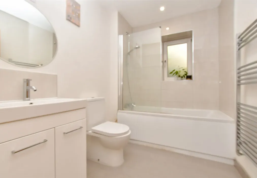 Bathroom - Woodcote Grove Road, Coulsdon, Surrey - Wards of Kent