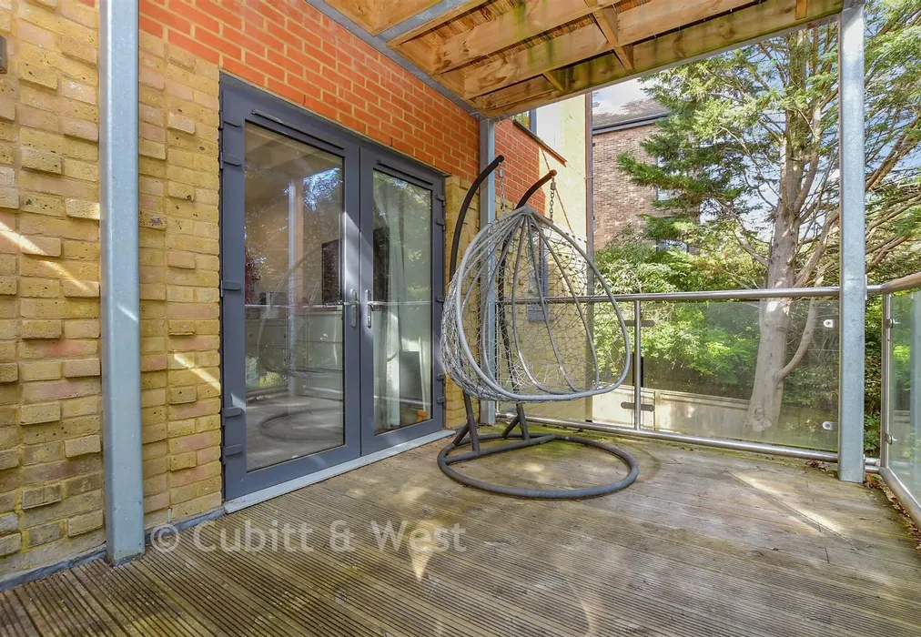 Balcony / Terrace - Woodcote Grove Road, Coulsdon, Surrey - Wards of Kent
