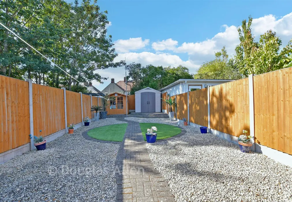 Rear Garden - Hunters Square, Dagenham, Essex - Wards of Kent