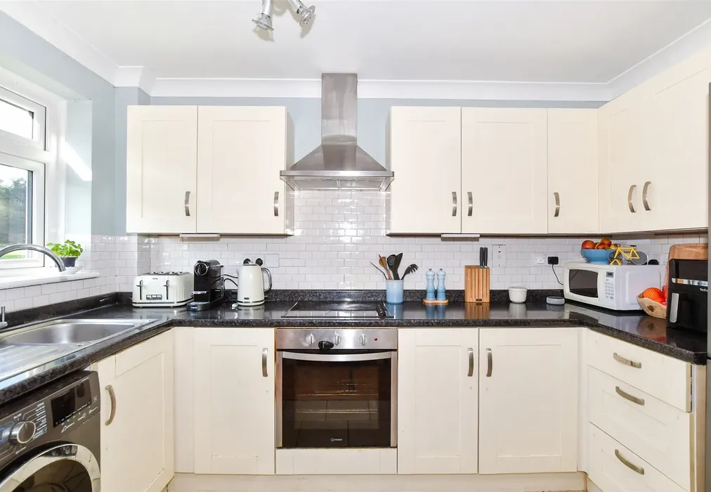 Kitchen - Keats Road, Larkfield, Aylesford, Kent - Wards of Kent
