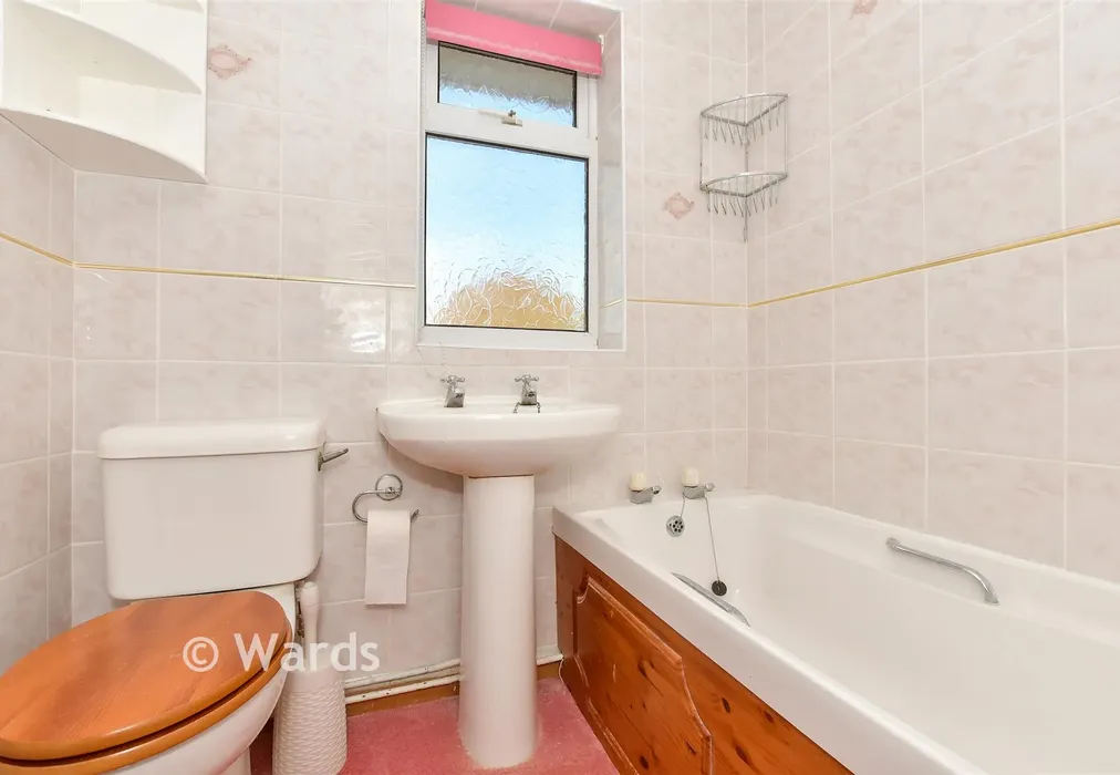 Bathroom - Godwyn Road, Deal, Kent - Wards of Kent