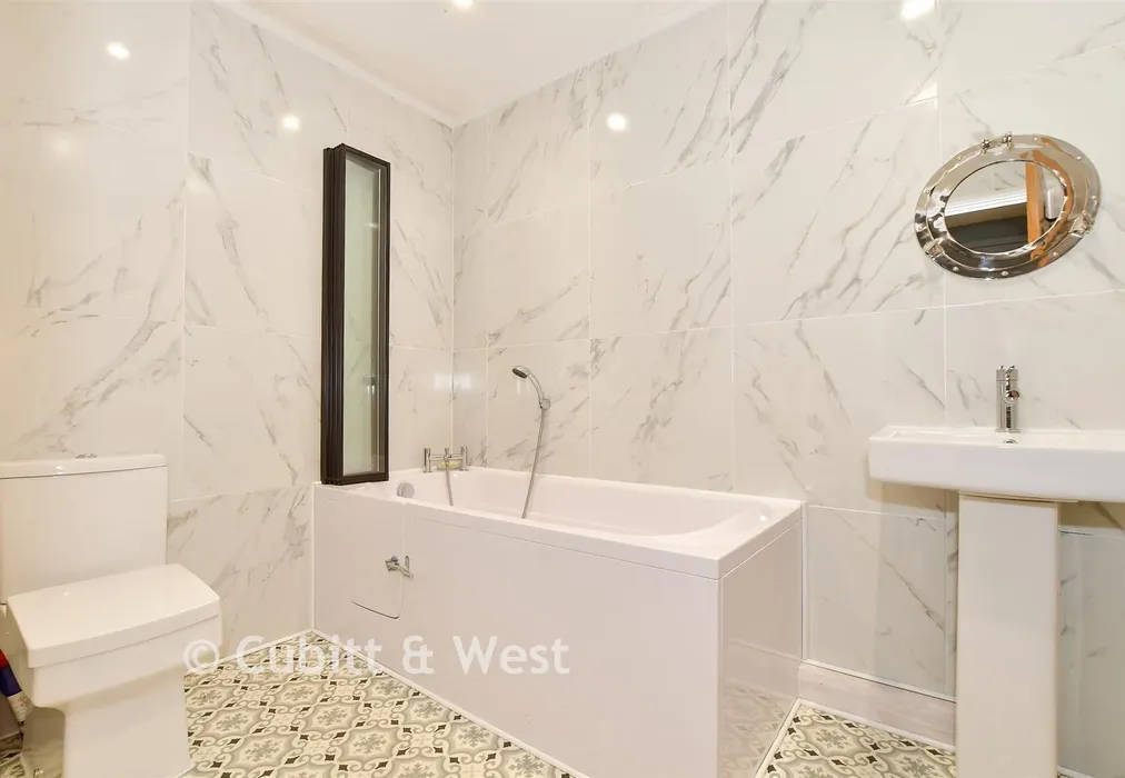 En-Suite - Lewes Road, Horsted Keynes, West Sussex - Wards of Kent