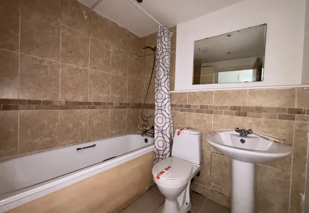 Bathroom - Harvey Street, Folkestone, Kent - Wards of Kent