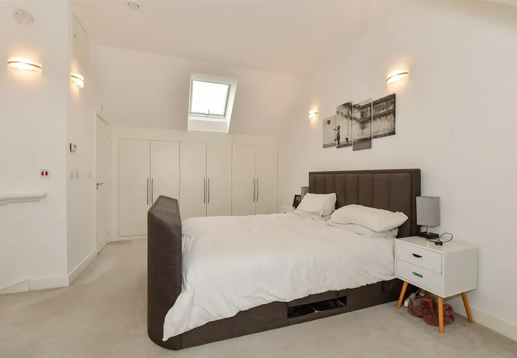 Bedroom 1 - Foxglove Drive, Crawley, West Sussex - Wards of Kent