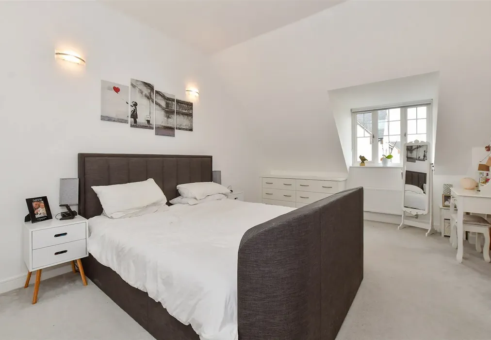 Bedroom 1 - Foxglove Drive, Crawley, West Sussex - Wards of Kent