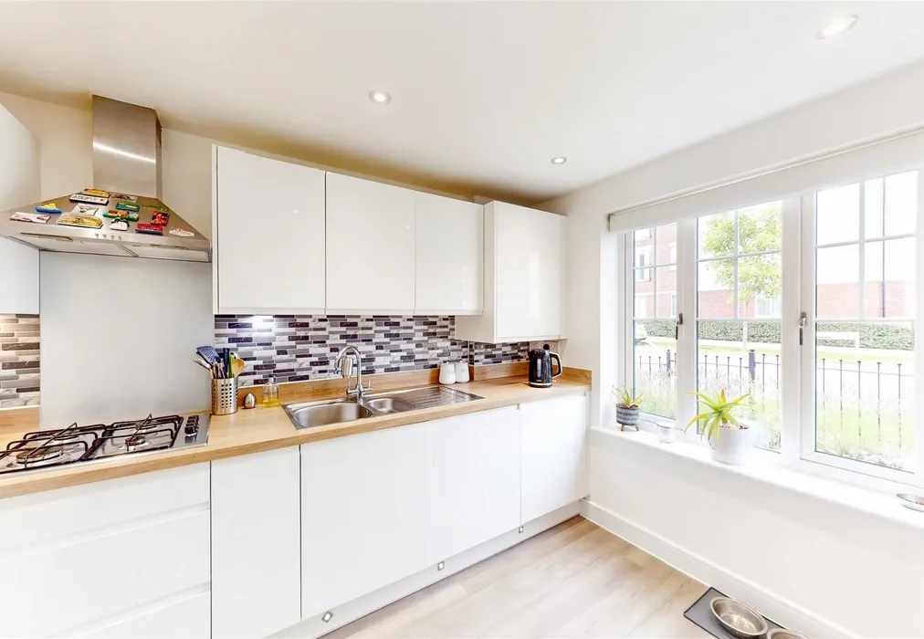 Kitchen - Foxglove Drive, Crawley, West Sussex - Wards of Kent
