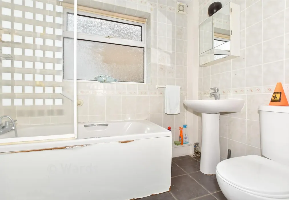 Bathroom - Collingwood Road, St Margarets-At-Cliffe, Dover, Kent - Wards of Kent