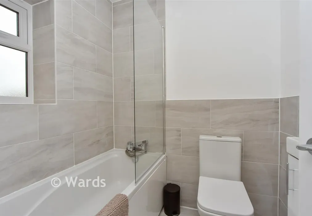 Bathroom - Main Road, Queenborough, Sheerness, Kent - Wards of Kent