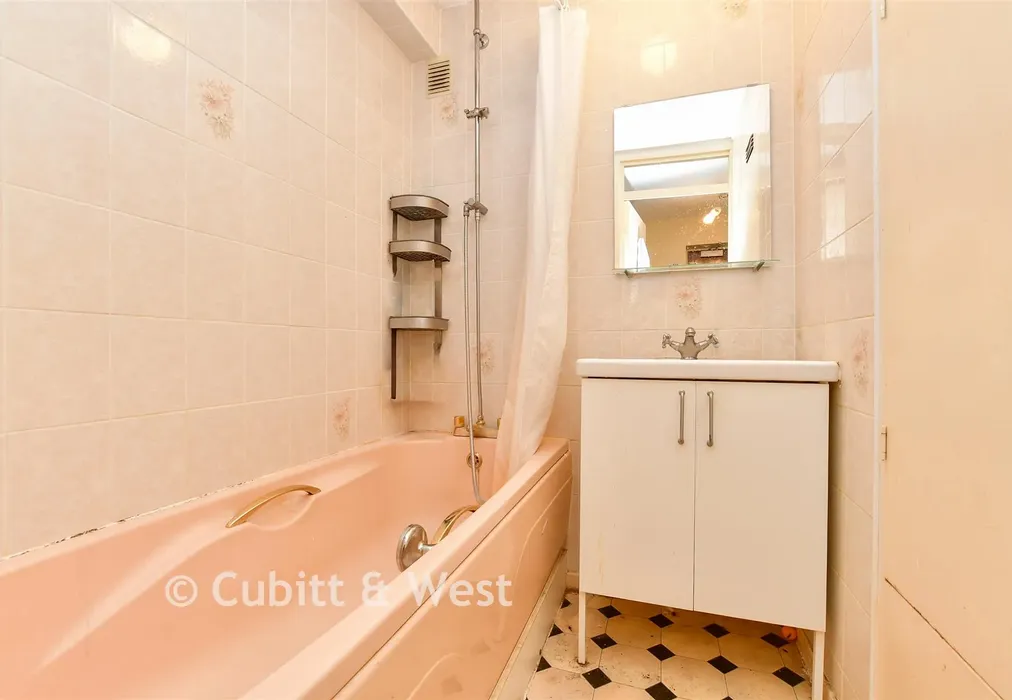 Bathroom - Basinghall Gardens, Sutton, Surrey - Wards of Kent