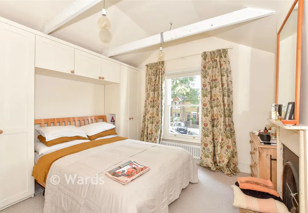 Bedroom 1 - The Mall, Faversham, Kent - Wards of Kent