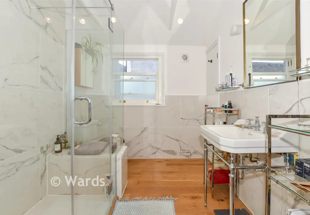 Shower Room - The Mall, Faversham, Kent - Wards of Kent