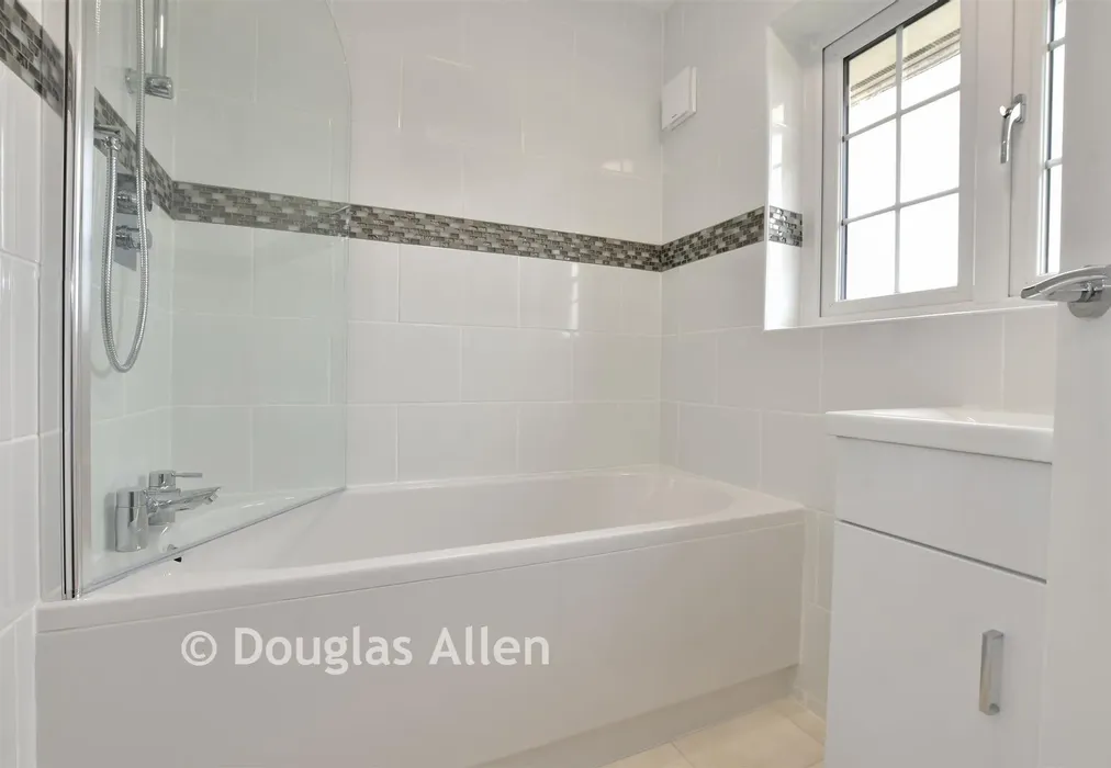 Bathroom - Billet Road, Romford, Essex - Wards of Kent