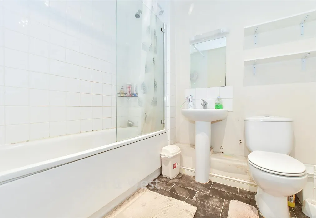 Bathroom - Massetts Road, Horley, Surrey - Wards of Kent