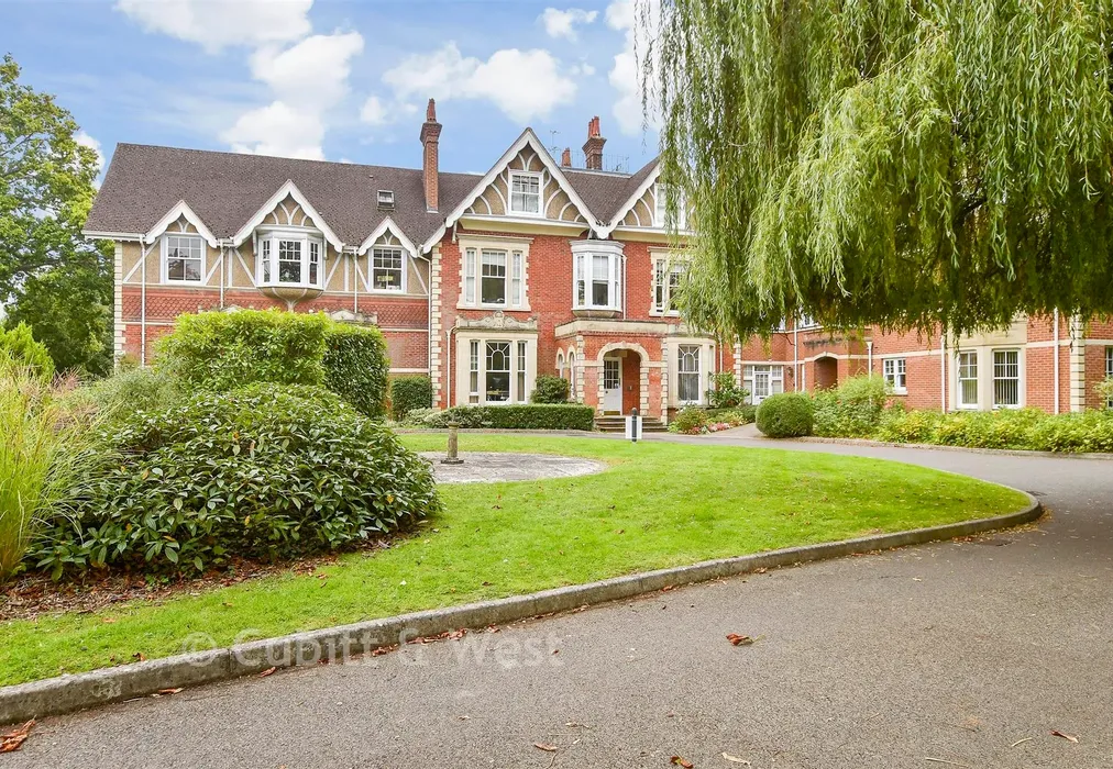 Communal Gardens - Massetts Road, Horley, Surrey - Wards of Kent