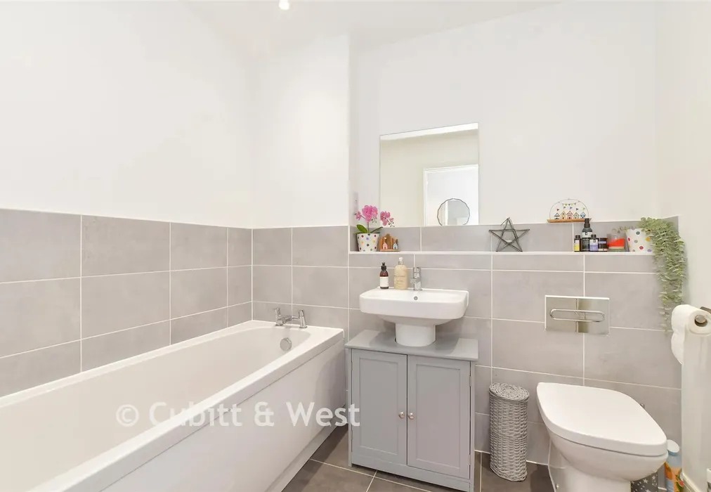 Bathroom - Richard Road, Chichester, West Sussex - Wards of Kent