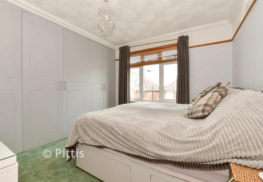 Bedroom 1 - Albany Road, Newport, Isle of Wight - Wards of Kent
