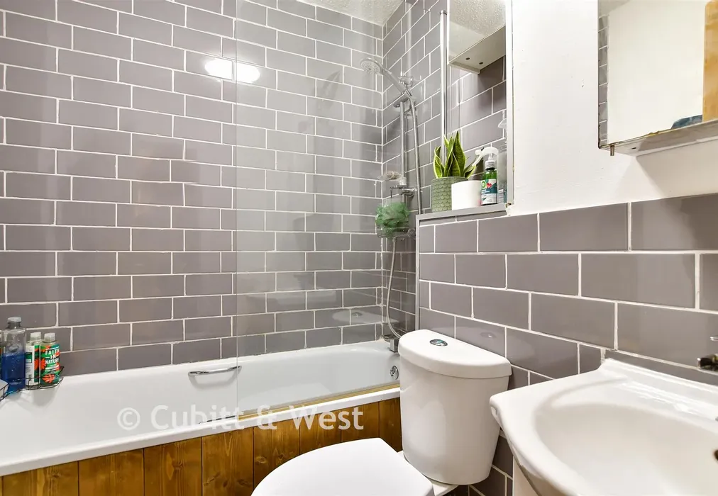 Bathroom - Spences Lane, Lewes, East Sussex - Wards of Kent