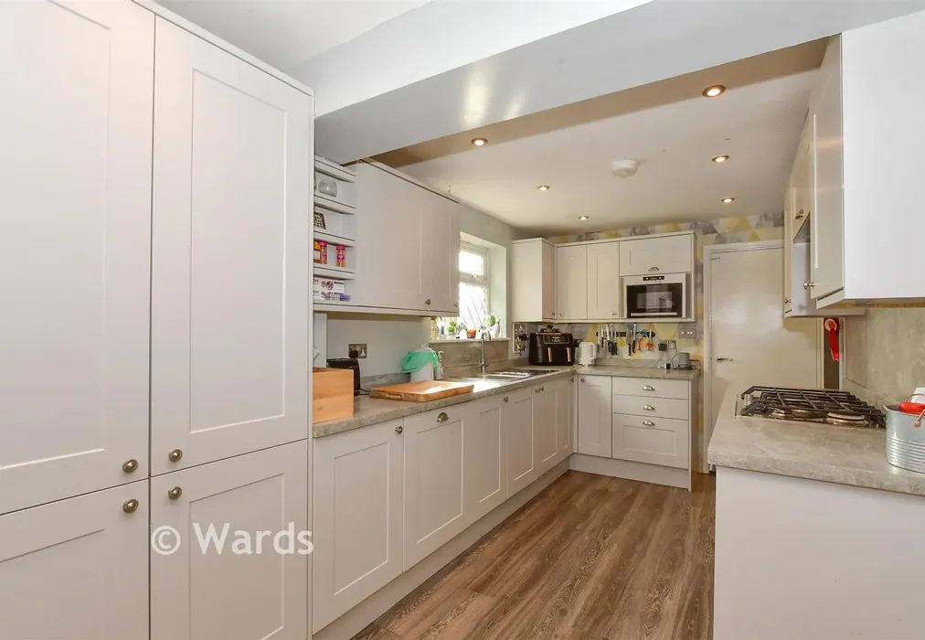 Kitchen - Blackthorn Drive, Larkfield, Aylesford, Kent - Wards of Kent
