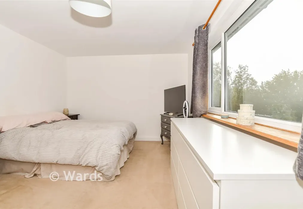 Bedroom 1 - Mary Days, Goudhurst, Cranbrook, Kent - Wards of Kent