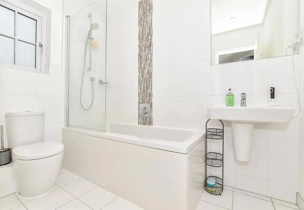 En-Suite Bathroom - Blossom Way, Marden, Tonbridge, Kent - Wards of Kent