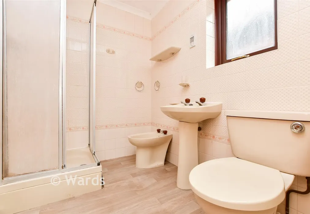En-Suite - King Edward Avenue, Herne Bay, Kent - Wards of Kent