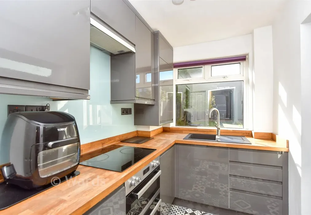 Kitchen - Chalkenden Avenue, Gillingham, Kent - Wards of Kent