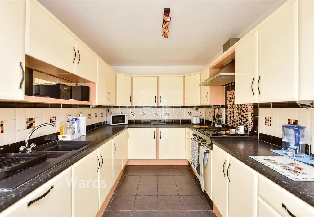 Kitchen - Dumpton Park Drive, Ramsgate, Kent - Wards of Kent