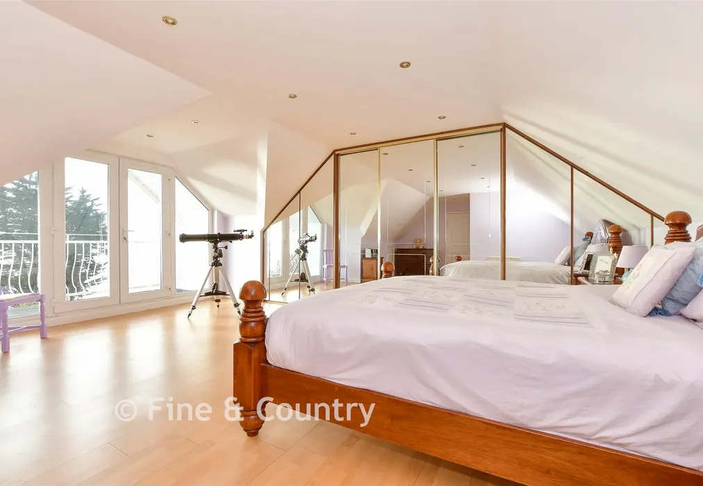 Bedroom 1 - Whitwell Road, Ventnor, Isle of Wight - Wards of Kent
