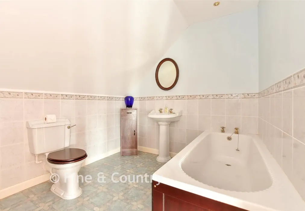 En-Suite Bathroom - Whitwell Road, Ventnor, Isle of Wight - Wards of Kent