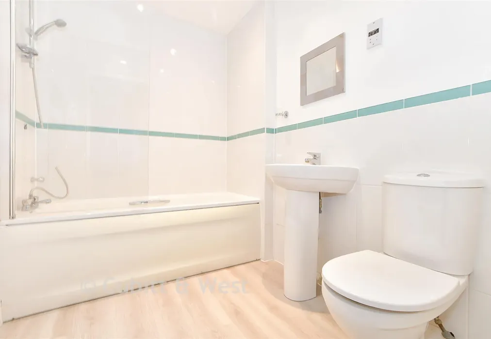 Bathroom - Goodworth Road, Redhill, Surrey - Wards of Kent