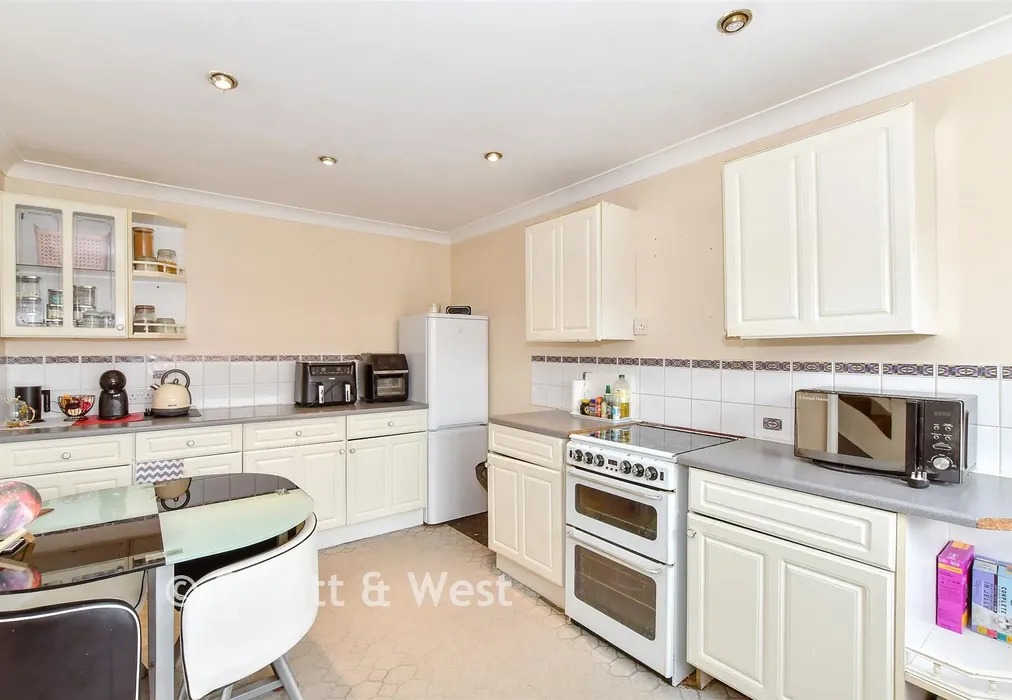 Kitchen - Oracle Drive, Waterlooville, Hampshire - Wards of Kent