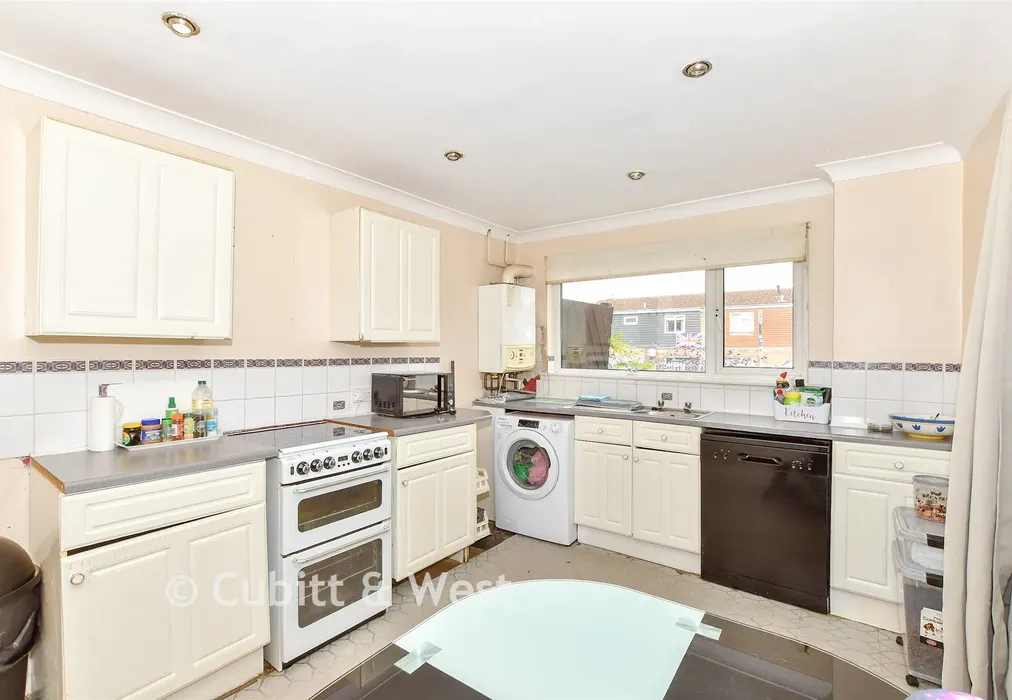 Kitchen - Oracle Drive, Waterlooville, Hampshire - Wards of Kent