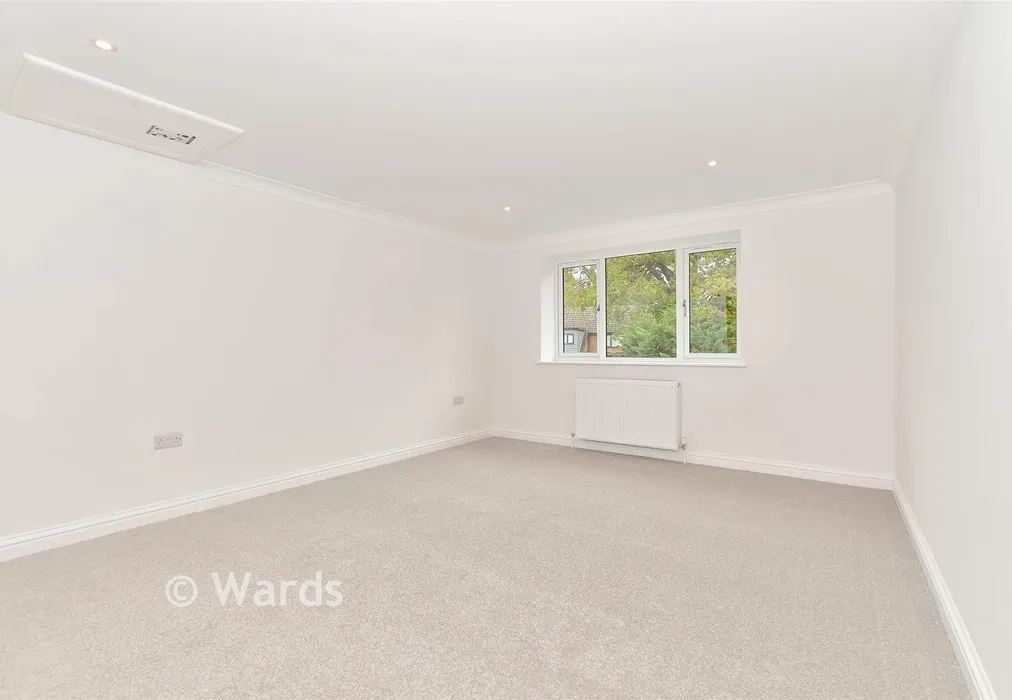 Bedroom 1 - Great Elms, Hadlow, Tonbridge, Kent - Wards of Kent